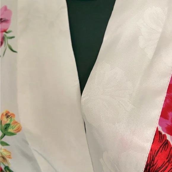 Victorias Secret Womens OSFM Robe Vintage Ivory Satin Floral Kimono Gold Label - Picture 8 of 10